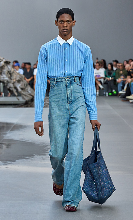 تصميم جريئة وغير مألوفة من LOEWE لموسم ربيع وصيف 2024